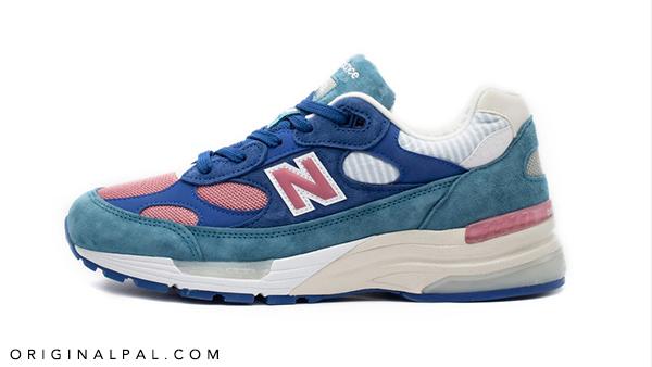 یک لنگه از پا چپ کفش جدید ورزشی نیوبالانس با نمایش حرف N و رنگهای صورتی و آبی کفش